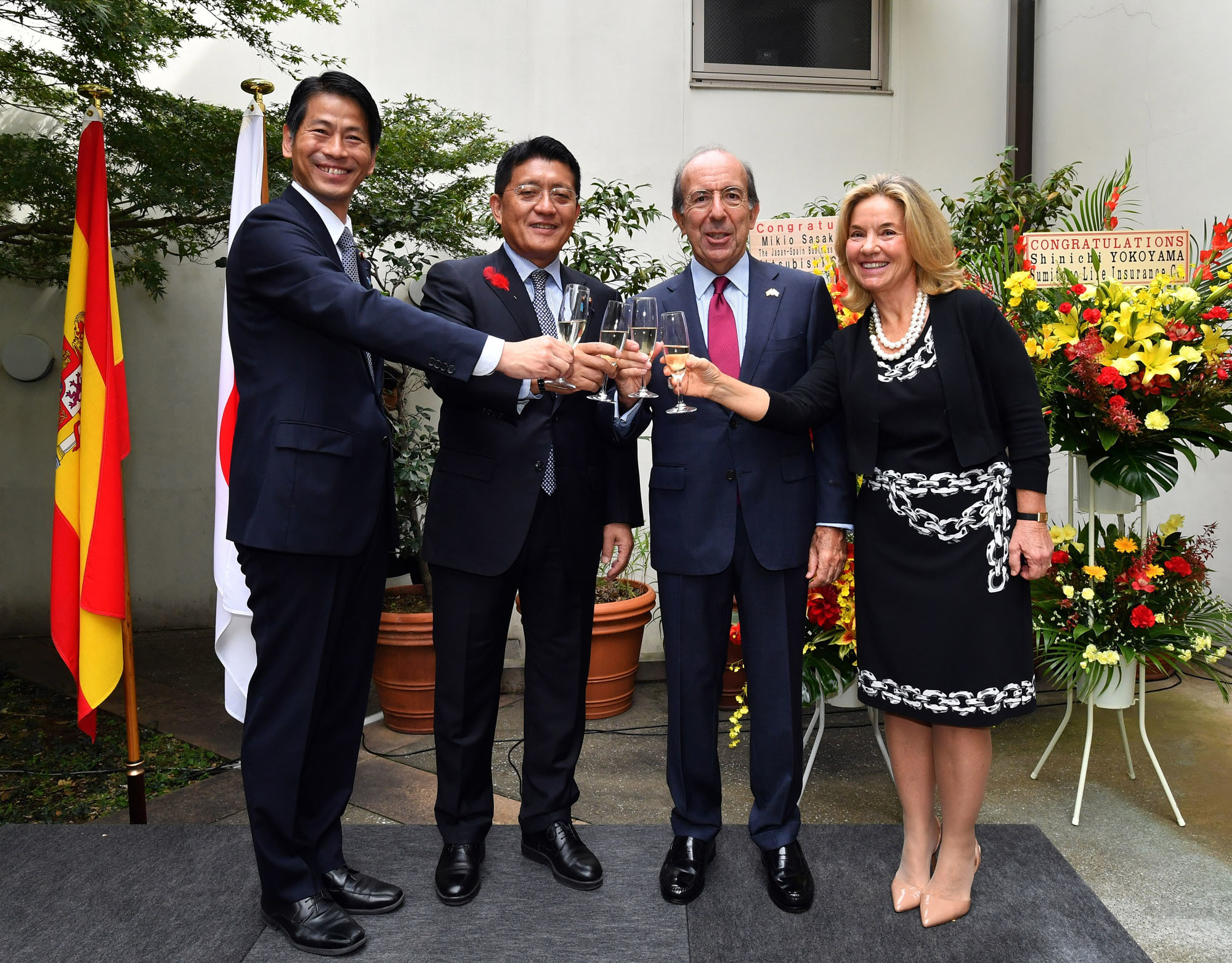Gonzalo de Benito (second from right), Spanish ambassador to Japan, and his wife, Esther (right), raise a toast with Kenji Yamada (left), parliamentary vice-minister for foreign affairs, and Takuya Hirai (second from left), minister in charge of science and technology policies, during a reception to celebrate the national day of Spain on Oct. 12. |  YOSHIAKI MIURA