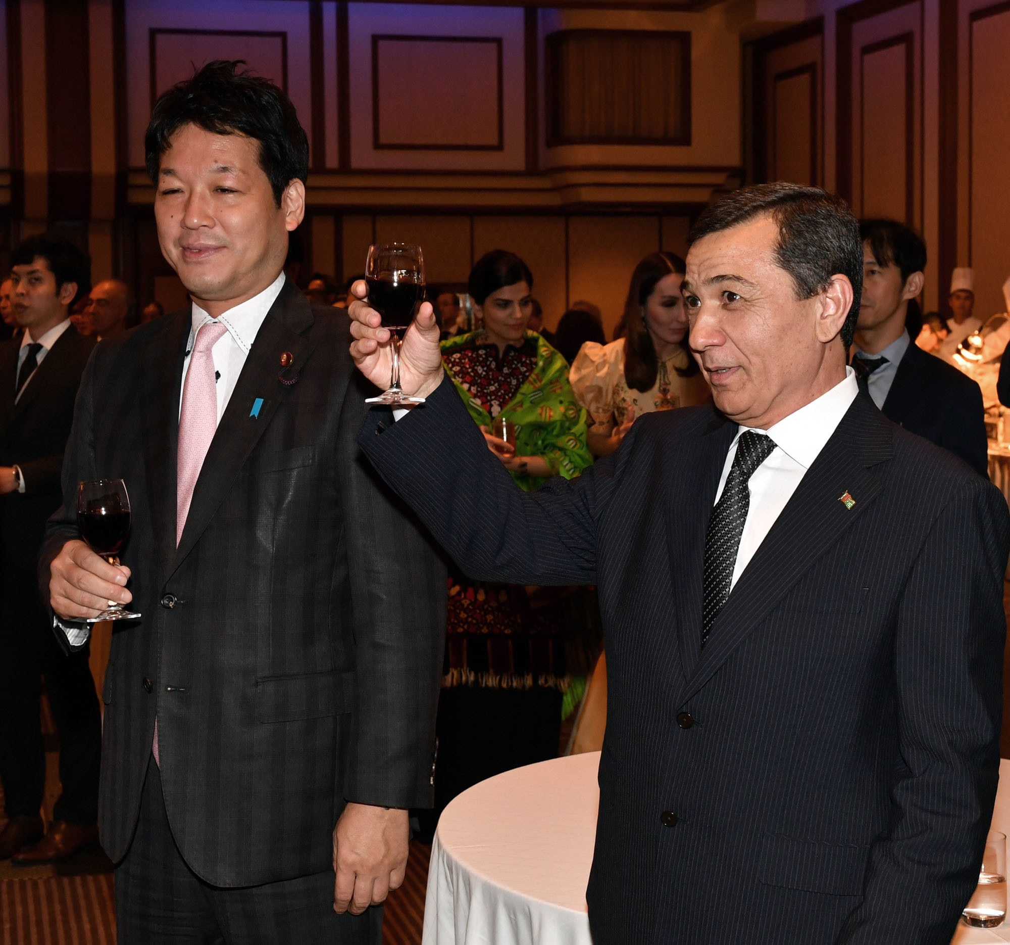 Gurban Elyasov (right), Turkmenistan ambassador to Japan, joins Kentaro Sonoura (left), a member of the House of Representatives and special adviser to the prime minister, during a reception to celebrate the 27th anniversary of Turkmenistan independence at the Imperial Hotel, Tokyo on Oct. 12. |   YOSHIAKI MIURA