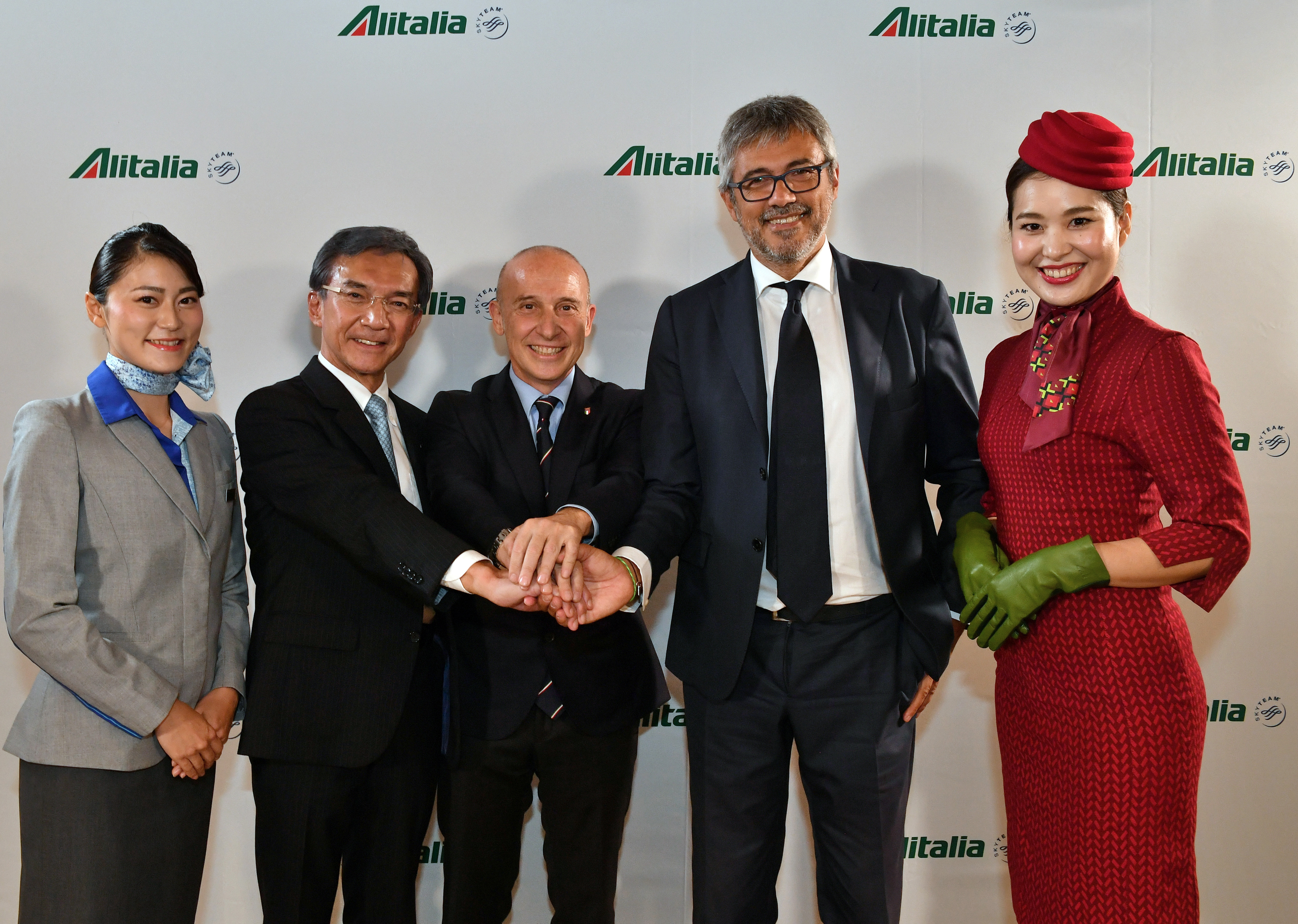 Fabio Lazzerini (second from right), chief commercial officer of Alitalia, poses with Shuichi Fujimura (second from left), executive vice president of international affairs for All Nippon Airways Co., Ltd., and Giorgio Starace (center), Italian ambassador to Japan, during a reception at the Italian Embassy on Oct. 15. Starting on Oct. 28, the two carriers began codeshare operations on Japan-Italy and domestic routes. |  YOSHIAKI MIURA