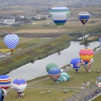 An international hot air balloon festival kicks off Wednesday in the city of Saga, hosting 109 balloons from 17 countries and regions including the United States and Brazil. The event will run through Sunday, with participants competing in steering their balloons by reading the wind. | KYODO