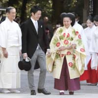 Princess Ayako (front right) and her then husband-to-be, Kei Moriya (front left), arrive for their wedding ceremony at Meiji Shrine in Shibuya Ward, Tokyo, on Monday. After marrying a commoner, the princess lost her royal status. | POOL / VIA KYODO