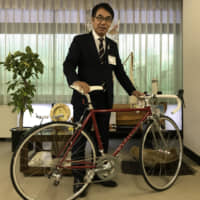Onomichi Mayor Yūkō Hiratani with his bicycle. | MAIKO MURAOKA