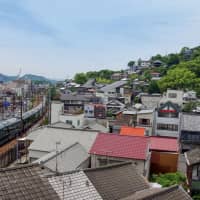 The luxury sleeper train Twilight Express Mizukaze runs through Onomichi. | MAIKO MURAOKA