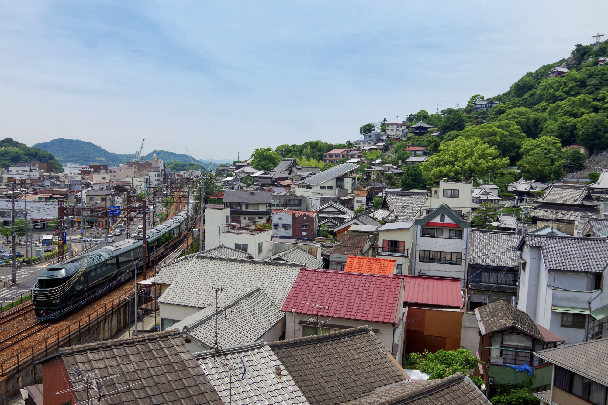 The luxury sleeper train Twilight Express Mizukaze runs through Onomichi. | MAIKO MURAOKA