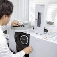 Precision instrument-maker Shimadzu Corp. has recently developed a machine that can analyze blood to detect early-stage colon cancer. | SHIMADZU CORP. / VIA KYODO