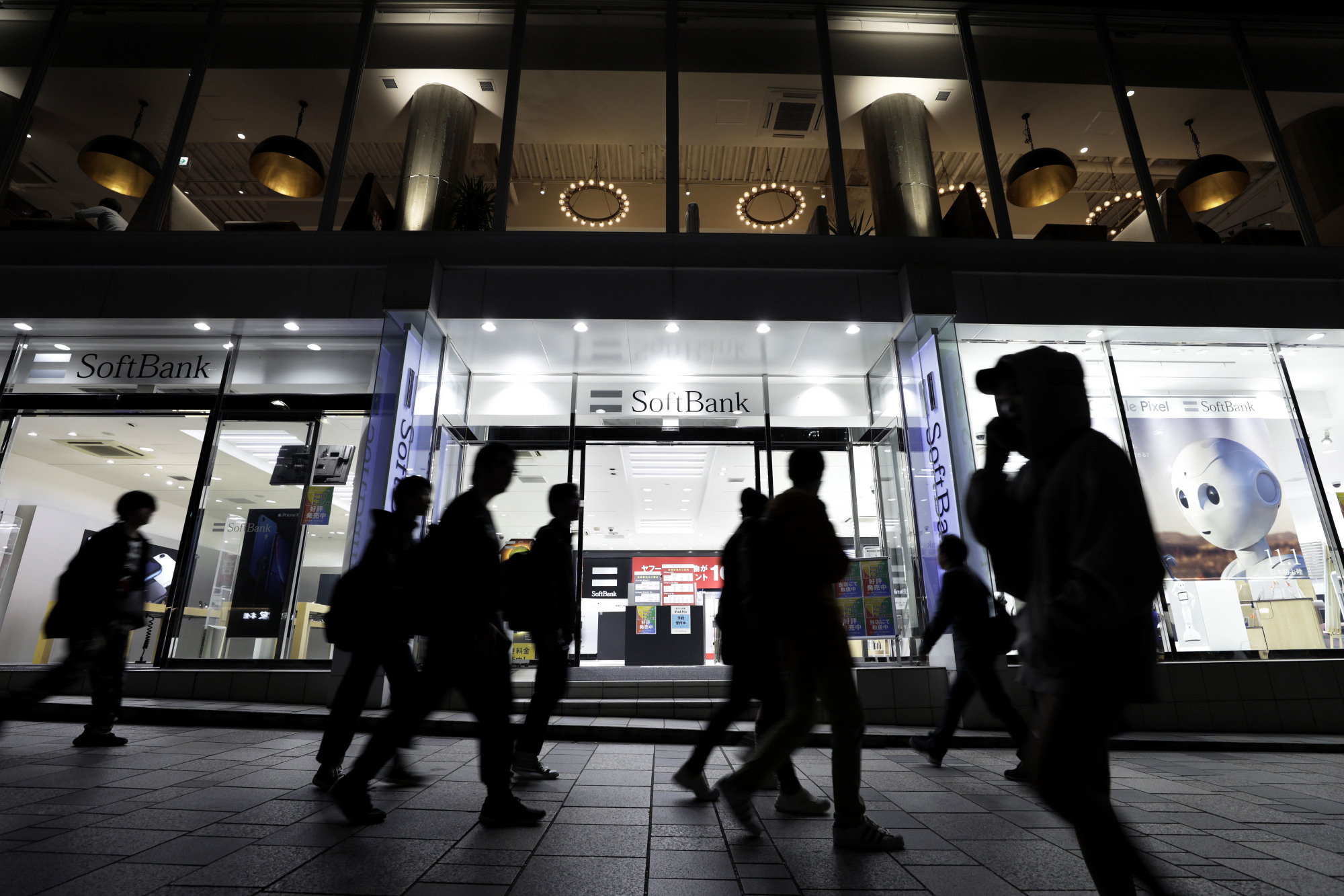 SoftBank Group Corp. will announce the price range for the initial public offering of its wireless unit on Friday, following a campaign to whip up public interest in the IPO. | BLOOMBERG