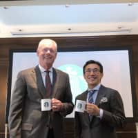 Starbucks CEO Kevin Johnson and Takafumi Minaguchi, chief of the U.S. coffee chain\'s Japanese arm, pose at a news conference Thursday in Tokyo. | KAZUAKI NAGATA