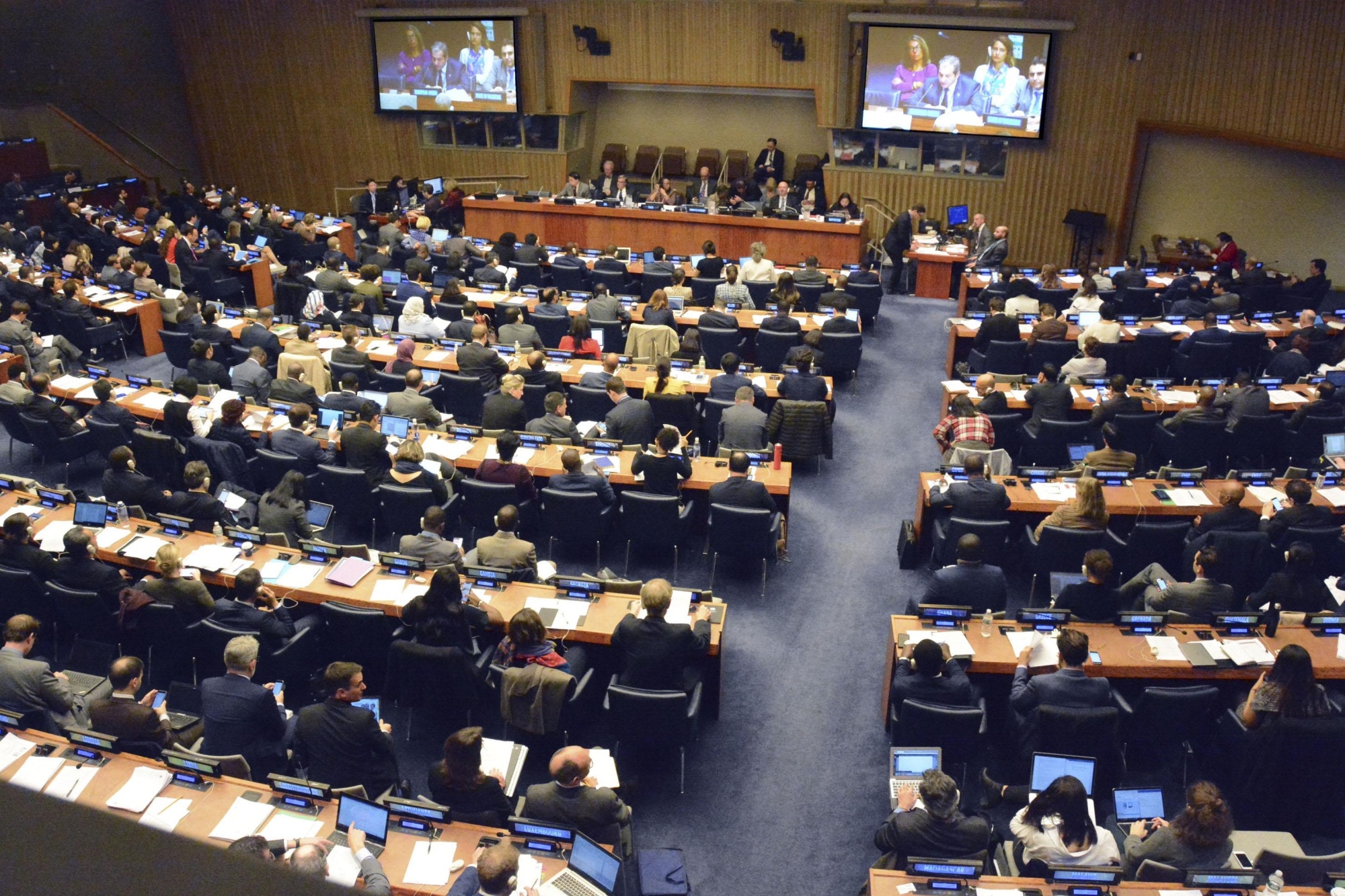 The First Committee on Disarmament Issues at the U.N. General Assembly in New York on Thursday adopted a resolution calling for the total elimination of nuclear arms. | KYODO