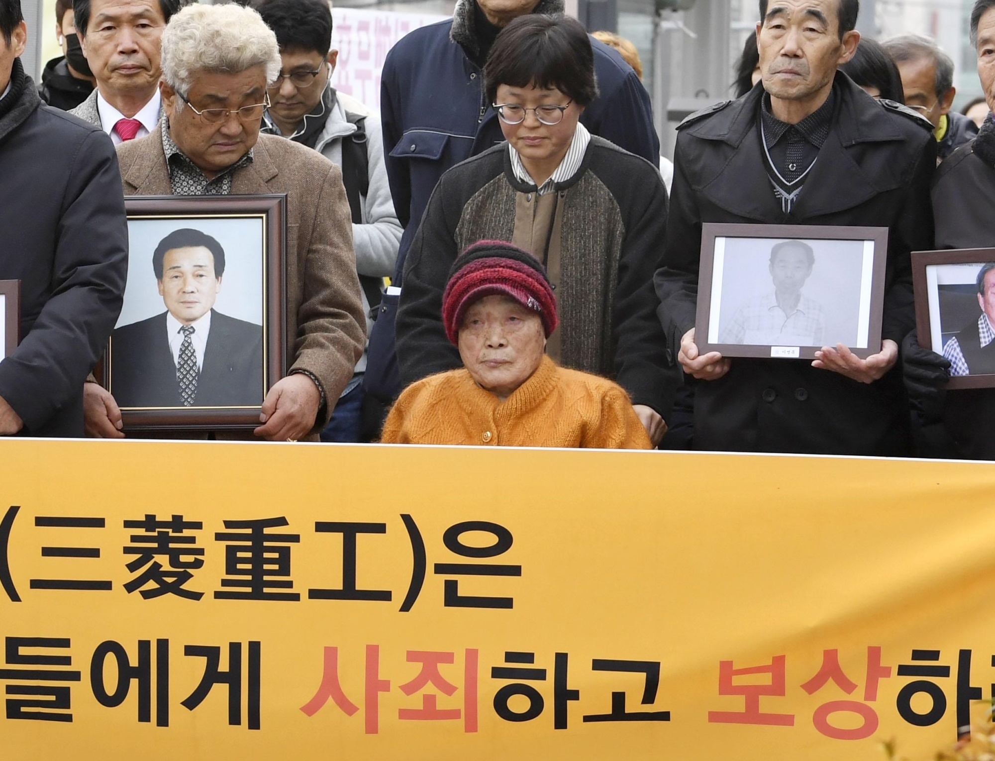Plaintiffs in a wartime labor case involving Mitsubishi Heavy Industries head toward South Korea's Supreme Court in Seoul on Thursday. | KYODO