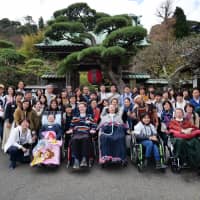 Tour participants pose at Hase Temple in Kamakura, Kanagawa Prefecture, on Oct. 14. | CHISATO TANAKA