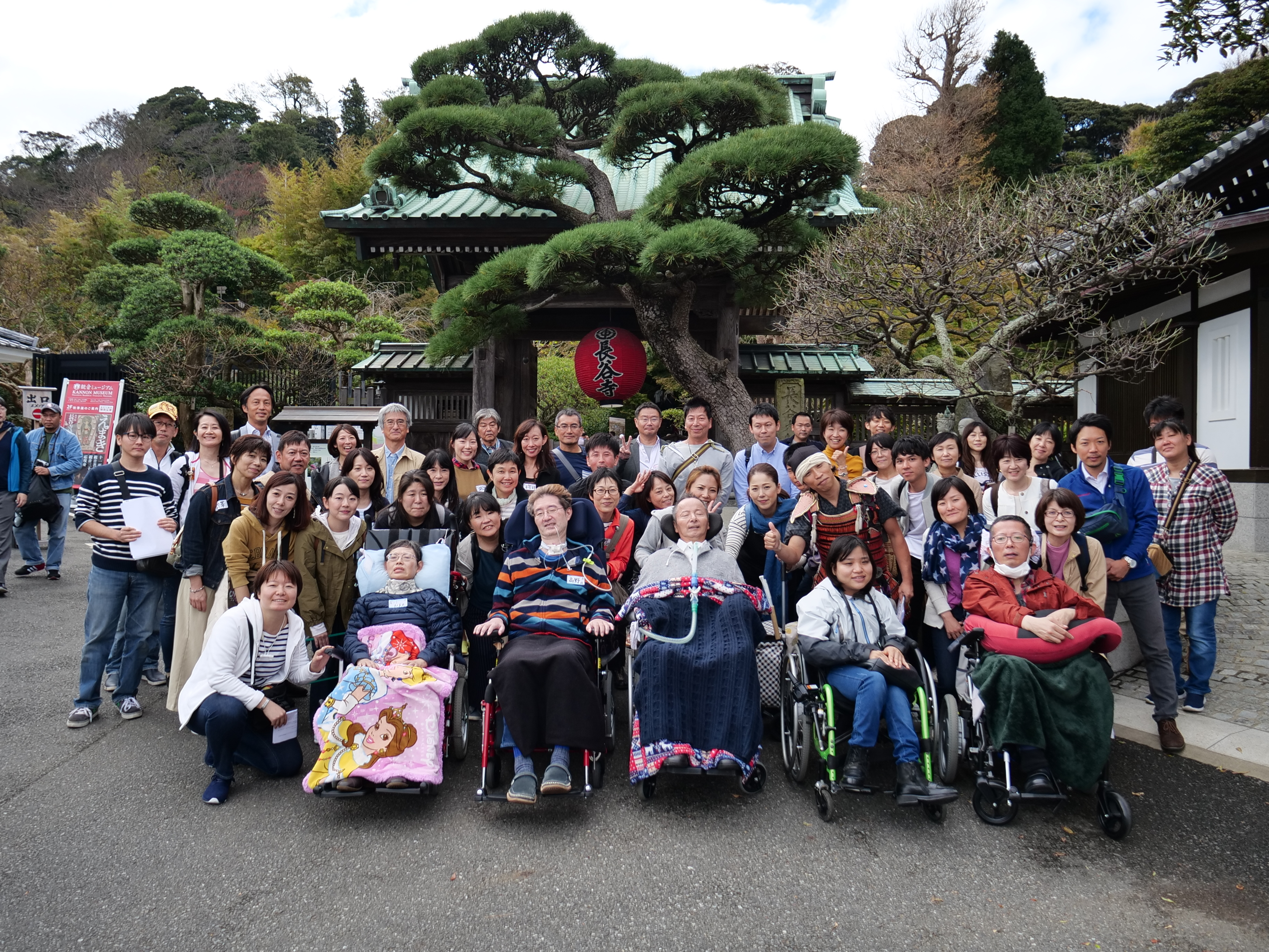 Tour participants pose at Hase Temple in Kamakura, Kanagawa Prefecture, on Oct. 14.