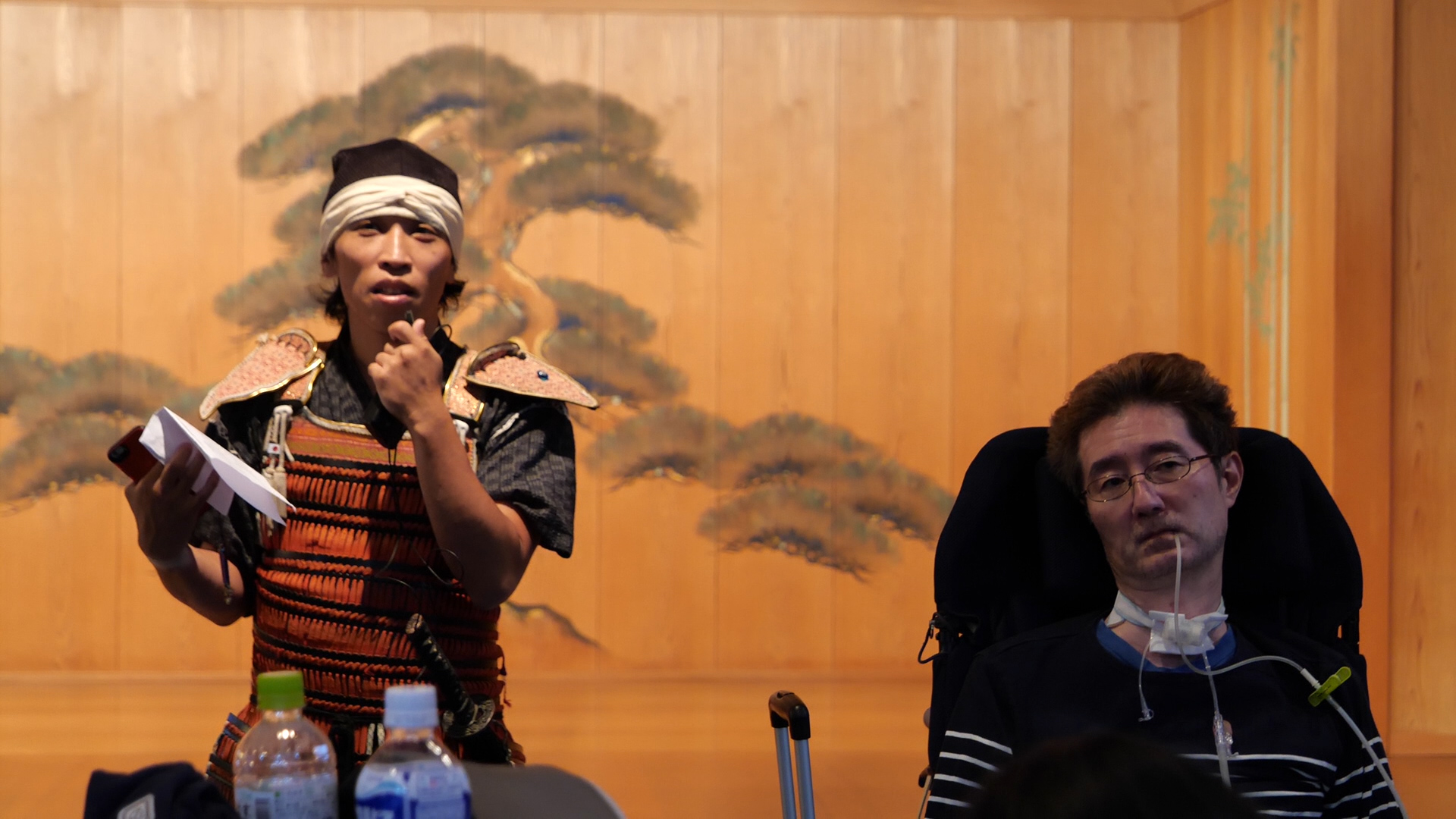 Tomoya Takano (left) and Hajime Takano attend a discussion session held in the Kamakura Nohbutai theater during the Kamakura tour on Oct. 14.
