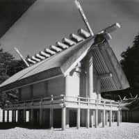 Yoshio Watanabe\'s \"Northwest view of the Main Sanctuary, Naiku\" (1953) from the series \"Ise Grand Shrine\" | COLLECTION OF TOKYO PHOTOGRAPHIC ART MUSEUM