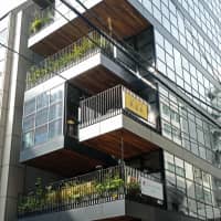 Chic environs: Social Good Roasters is housed in the green Landpool Kanda Terrace building in Tokyo\'s Kanda district. | CLAIRE WILLIAMSON