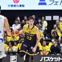 Brex forward Ryan Rossiter runs the offense in Sunday\'s game against the visiting Lakestars in Utsunomiya, Tochigi Prefecture. Rossiter had a triple-double in Tochigi\'s 98-61 victory over Shiga. | B. LEAGUE