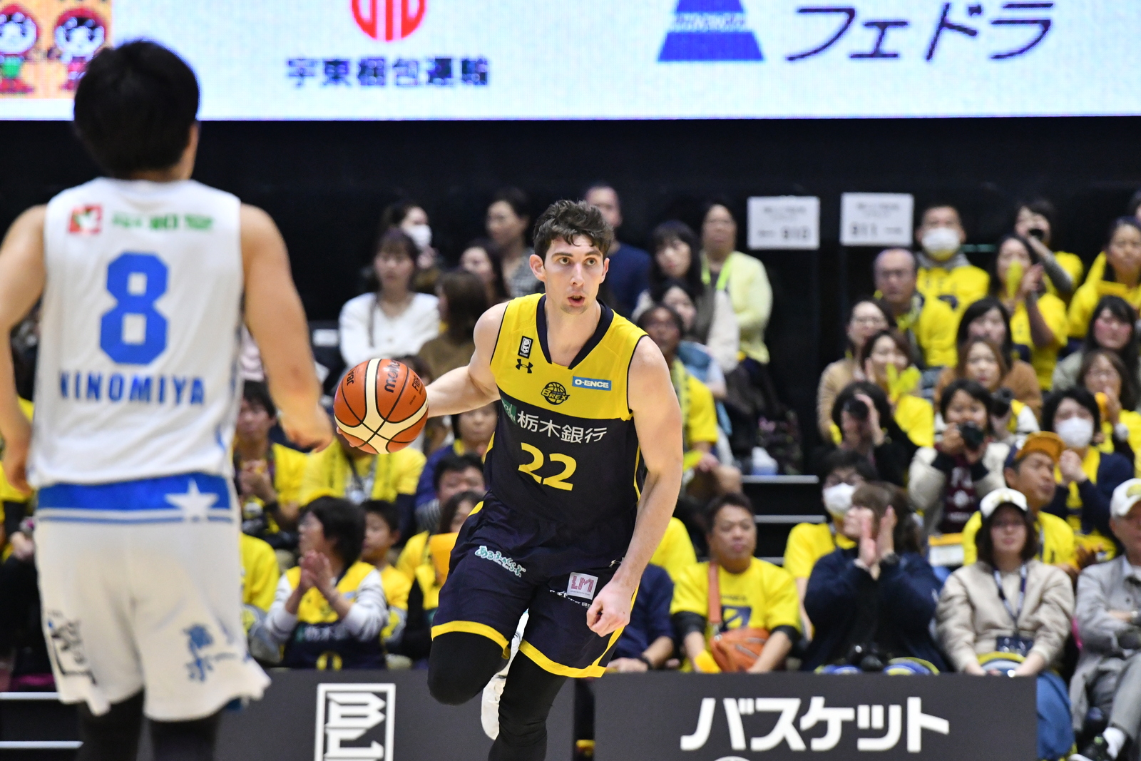 Brex forward Ryan Rossiter runs the offense in Sunday's game against the visiting Lakestars in Utsunomiya, Tochigi Prefecture. Rossiter had a triple-double in Tochigi's 98-61 victory over Shiga. | B. LEAGUE