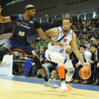B-Corsairs forward Edward Morris guards Rizing Zephyr forward Kazuya Hatano in the first quarter on Sunday at Yokohama International Swimming Pool. Yokohama defeated Fukuoka 85-73. | B. LEAGUE