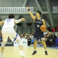 Yokohama\'s Ryo Tawatari directs the offense in the fourth quarter against Fukuoka on Sunday. | B. LEAGUE