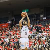The Golden Kings\' Takatoshi Furukawa shoots a jumper in the third quarter on Saturday. | B. LEAGUE