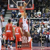 Ryukyu center Josh Scott dunks in the fourth quarter of Saturday\'s game against Chiba. The visiting Golden Kings beat the Jets 86-84. | B. LEAGUE