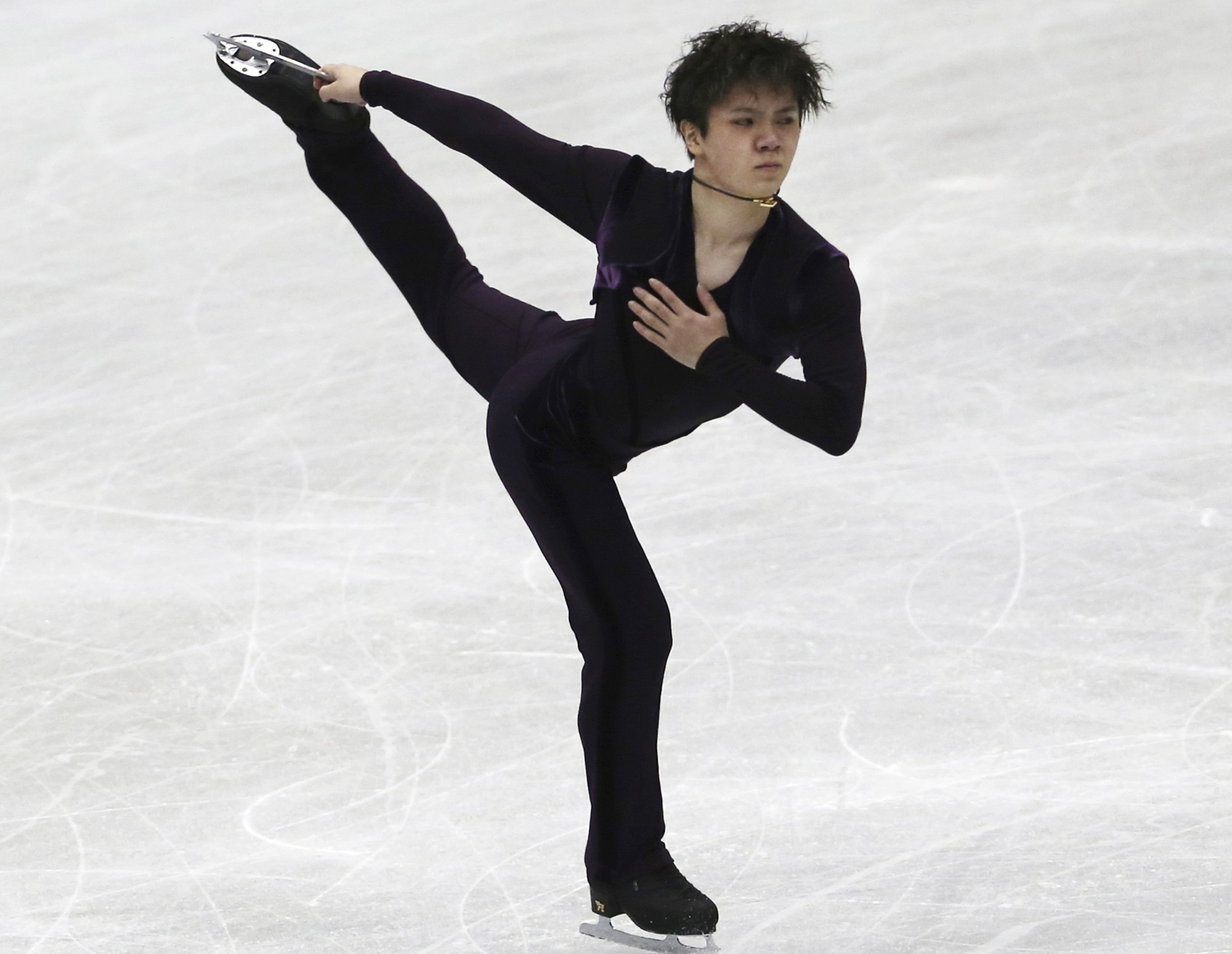 Shoma Uno performs his short program on Friday at Hiroshima Green Arena. Uno leads the men's competition with 92.49 points. | AP