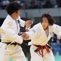 Kaori Matsumoto (right) fights in the first round of the Kodokan Cup on Sunday in Chiba. | KYODO