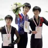 Men\'s figure skating competition winner Tatsuya Tsuboi (center), second-place Shun Sato and third-place Koshiro Shimada pose with bouquets at the Japan Junior Championship in Fukuoka. | KYODO