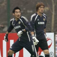 Yoshikatsu Kawaguchi (left) trains with rival goalkeeper Seigo Narazaki during the 2004 Asian Cup in China. Kawaguchi announced on Sunday that he will retire at the end of the season. | KYODO