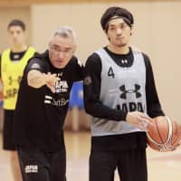 Japan men\'s national team head coach Julio Lamas instructs his players as guard Ryusei Shinoyama listens during Wednesday\'s practice in Tokyo. | KAZ NAGATSUKA