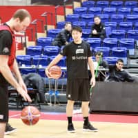Japan guard Makoto Hejima smiles while Nick Fazekas practices his free-throw shooting on Thursday. | KAZ NAGATSUKA