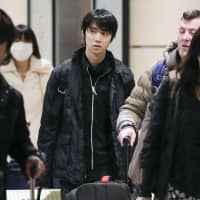 Two-time Olympic champion Yuzuru Hanyu and coach Brian Orser (right) arrive in Moscow on Wednesday for the Cup of Russia. | KYODO