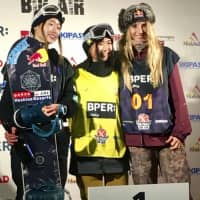 Reira Iwabuchi (center) stands at the podium after winning the women\'s World Cup big air competition on Saturday in Modena, Italy. Miyabi Onitsuka (left) won silver while Austria\'s Anna Gasser took bronze. | KYODO