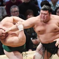 Sadanoumi (right) battles fellow maegashira Yutakayama on Tuesday at the Kyushu Grand Sumo Tournament. NIKKAN SPORTS | KYODO
