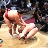 Abi (left) wins a battle of maegashira with Asanoyama on Friday in Fukuoka. | NIKKAN SPORTS