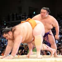Takakeisho defeats fellow komusubi Kaisei at the Kyushu Grand Sumo Tournament on Friday. | NIKKAN SPORTS