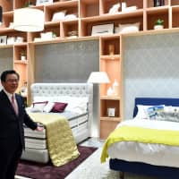 Masafumi Ito, president of Simmons Co. Ltd., shows off the company\'s new landmark gallery in Yurakucho, Simmons Gallery Tokyo, to the press on Oct. 19. Simmons Gallery Tokyo opened on Oct. 20. | YOSHIAKI MIURA