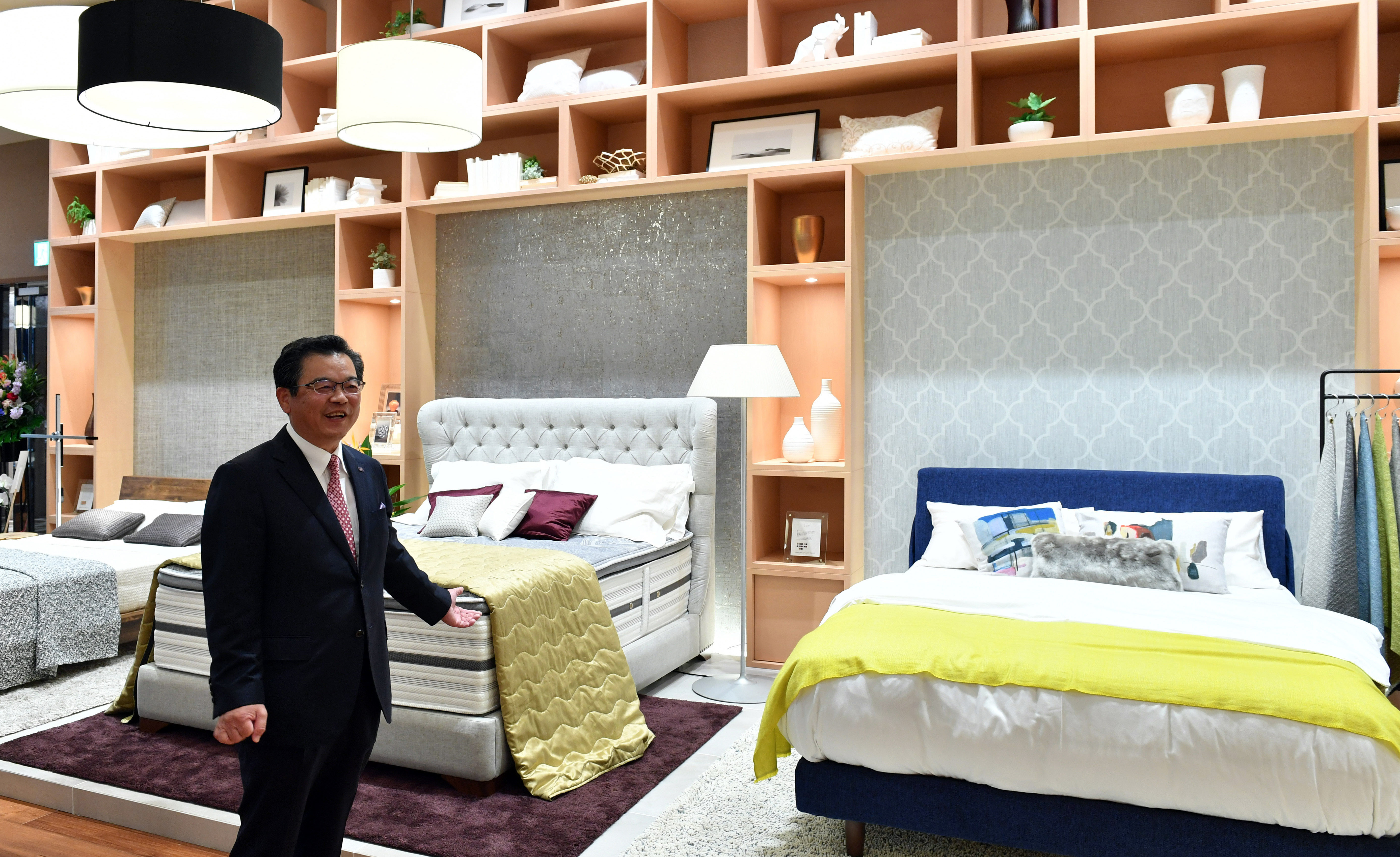 Masafumi Ito, president of Simmons Co. Ltd., shows off the company's new landmark gallery in Yurakucho, Simmons Gallery Tokyo, to the press on Oct. 19. Simmons Gallery Tokyo opened on Oct. 20. |  YOSHIAKI MIURA