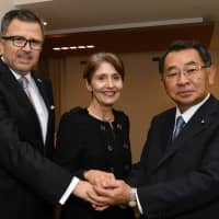 Chilean Ambassador Gustavo Ayares (left) and his wife, Marita Isabel Campos (center), welcome Ryu Shionoya (right), president of the Japan-Chile Parliamentary Friendship League, during a farewell reception at the ambassador\'s residence on Nov. 9. | YOSHIAKI MIURA