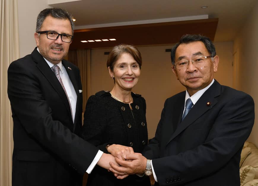 Chilean Ambassador Gustavo Ayares (left) and his wife, Marita Isabel Campos (center), welcome Ryu Shionoya (right), president of the Japan-Chile Parliamentary Friendship League, during a farewell reception at the ambassador