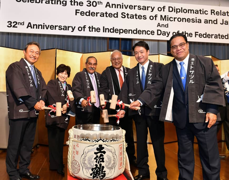 From left: John Fritz, ambassador of Micronesia; Toshiko Abe, state minister for foreign affairs; Peter M. Christian, president of the Federated States of Micronesia; Lorin S. Robert, secretary of foreign affairs of the Federated States of Micronesia; Masanao Ozaki, governor of Kochi Prefecture; and congressional speaker Wesley W. Siminia celebrate the 30th anniversary of diplomatic relations between Japan and the Federated States of Micronesia as well as its independence day at Hotel New Otani on Nov. 2.