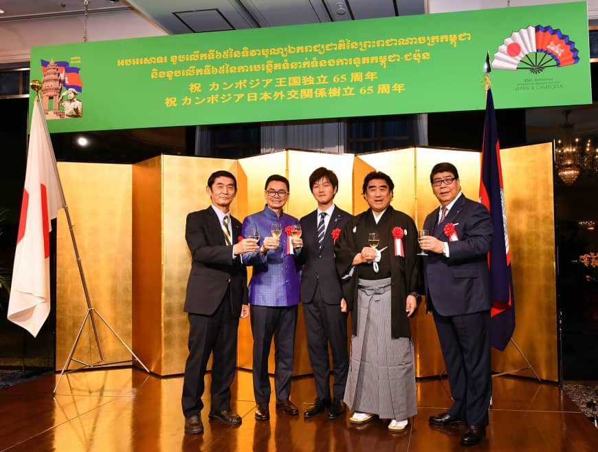 Masahiro Imamura, chairman of the Japan-Cambodia Parliamentary Friendship Association (left), Ung Rachana, Cambodian ambassador (second from left), Norikazu Suzuki, parliamentary vice-minister for foreign affairs (center), Haruhisa Handa, honorary consul of Cambodia in Fukuoka (second from right), and Hideo Yamada, honorary consul of Cambodia in Osaka (right), give a toast during a reception to celebrate the 65th anniversary of Cambodian independence at Hotel New Otani on Nov. 8.