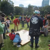 Traditional Japanese New Year\'s games such as koma-mawashi and hane- tsuki can be enjoyed at Hamarikyu Garden\'s open square. | HAMA-RIKYU GARDENS