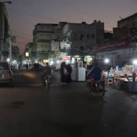 A picture taken Monday shows street vendors at a market in the Houthi-held Red Sea port city of Hodeida, Yemen. | AFP-JIJI