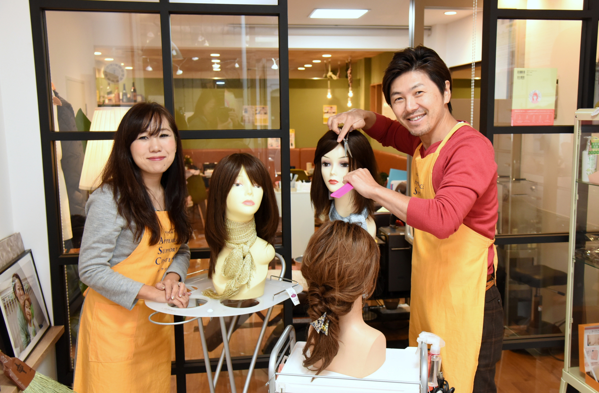 Fukuribi general manager Hitomi Iwaoka (left) and wig designer and director Katsuyuki Akagi pose for a picture at Appearance Support Center Tokyo in Bunkyo Ward last week. | SATOKO KAWASAKI