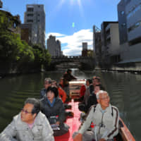 People participate in a trial boat cruise on Nov. 23 on Hori River in Nagoya. | CHUNICHI SHIMBUN