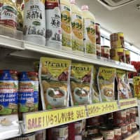 Brazilian delicacies pack the shelves at a shop in Hamamatsu, Shizuoka Prefecture, on Dec. 14. The city is home to some 9,200 Brazilians, many of whom settled in Japan after an overhaul of the immigration control law in 1990. | SAKURA MURAKAMI