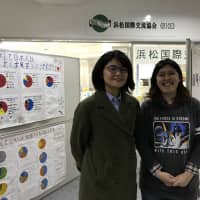 Junko Tamashiro (left) and Sayuri Miura, members of the nonprofit organization Colors, are third-generation Japanese-Brazilians who are students at a university in Shizuoka Prefecture. | SAKURA MURAKAMI