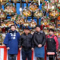 Seizo Hashimoto, 65, stands with relatives in front of his stall at Hikawa Shrine in Omiya, Saitama Prefecture, on Dec. 10. | CHISATO TANAKA