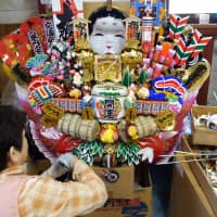 Seizo Hashimoto\'s sister, Masako Moriyama, creates a kumade (ornamental bamboo rake adorned with symbols of good luck) at his firm in Adachi Ward, Tokyo, on Dec. 3. | CHISATO TANAKA