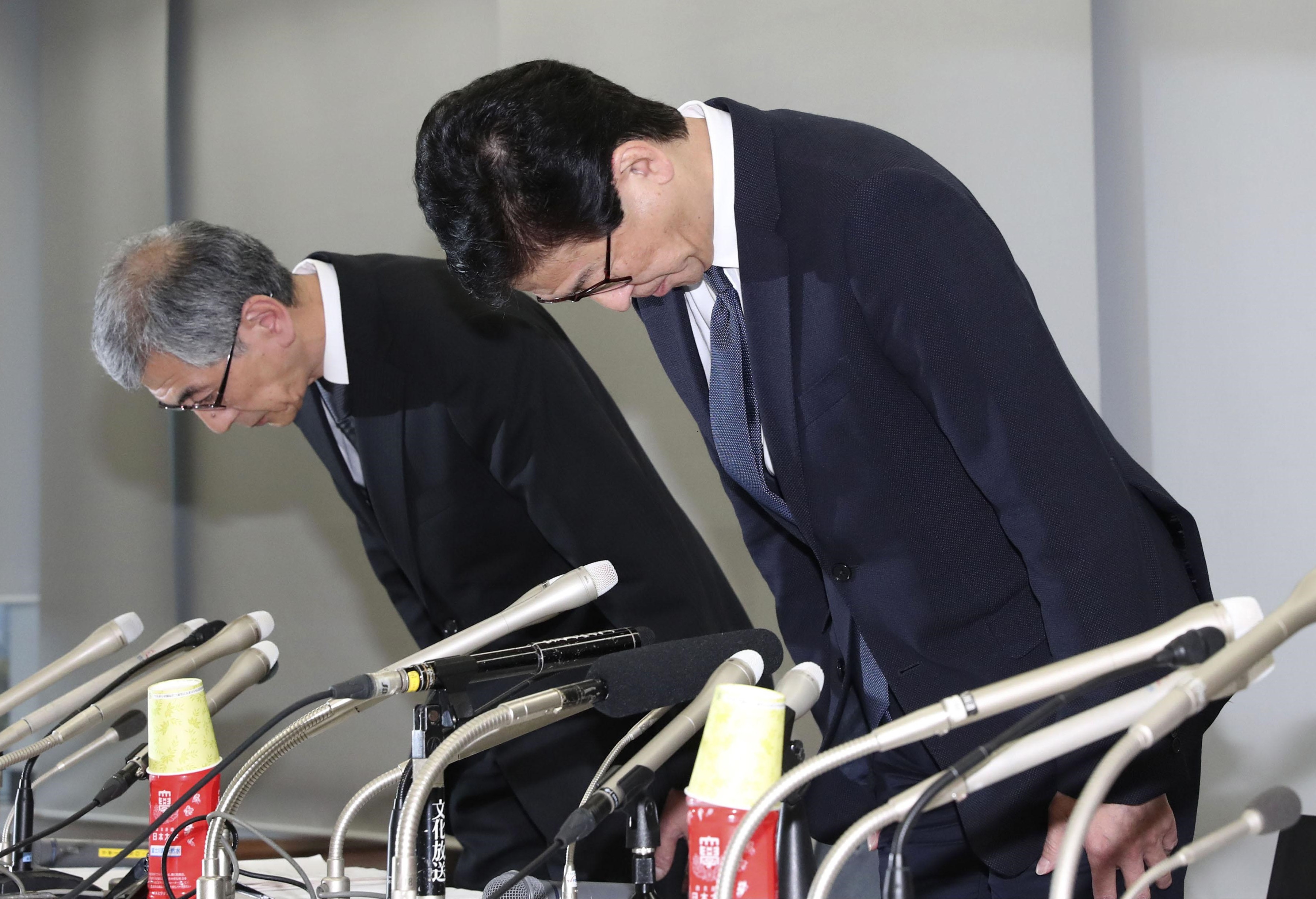 Tadatoshi Takayama, head of Nihon University’s school of medicine, apologizes during a news conference in Itabashi Ward, Tokyo, on Thursday. | KYODO